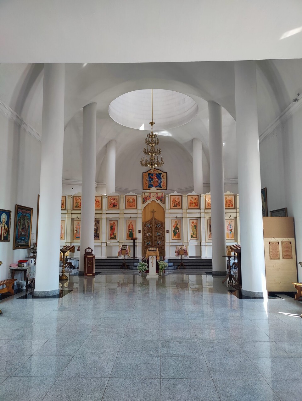 Kasachstan - Internatsional - Das ist die Kirche im Dorf von innen