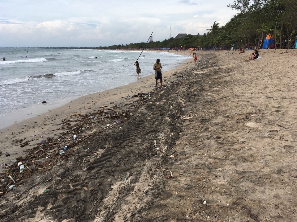 Indonesien - Badung - ... sondern auch allerlei Dreck und Müll. Die Strände sehen wirklich schlimm aus, es gibt keinen Fleck, an dem nichts liegt, man traut sich gar nicht, sich irgendwo mit seinem Handtuch hinzusetzen. Und alle 5m fragt dich jemand, ob du surfen möchtest