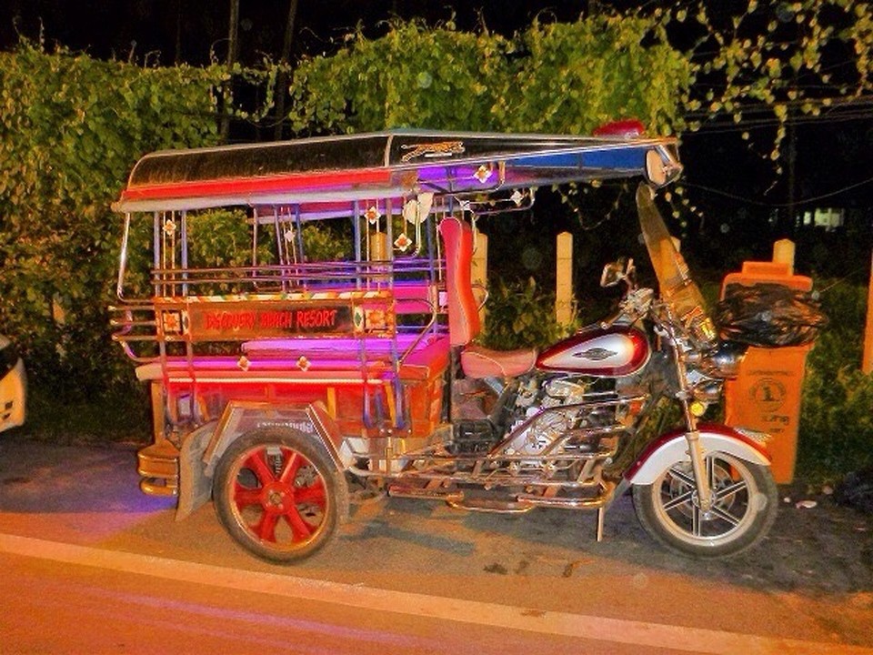 Thailand -  - Ein Tuk Tuk auf dem Parkplatz entdeckt 