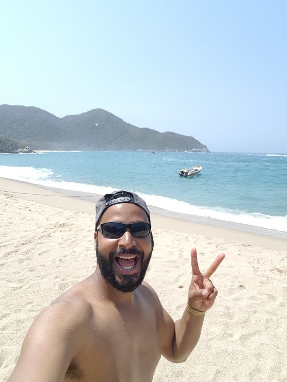 Kolumbien - Parque Nacional Natural Tayrona - Nach dem einchecken erstmal an den Strand, das Wasser und die endlosen Strände geniessen. Das Wasser hat eine überraschend erfrischende Temperatur.