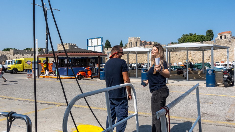 Griechenland - Symi - Wir wissen nicht, wie der Typ heißt, aber Anastasia beherrscht das Einweisen ausgezeichnet.