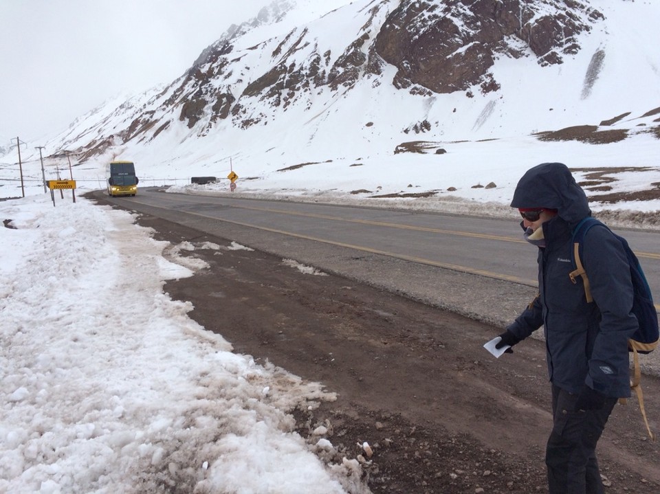 Argentinien - Mendoza - Größte Sorge war keinen Bus zurück zu bekommen. Wer winkt, kommt aus dem Eisfach raus. Etwas weiter in Blickrichtung ist die Grenze zu Chile