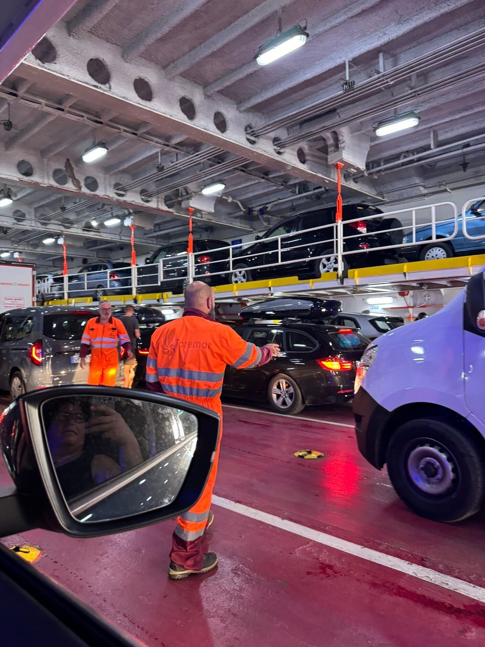 Italien - Piombino - Geschäftiges Autostapeln