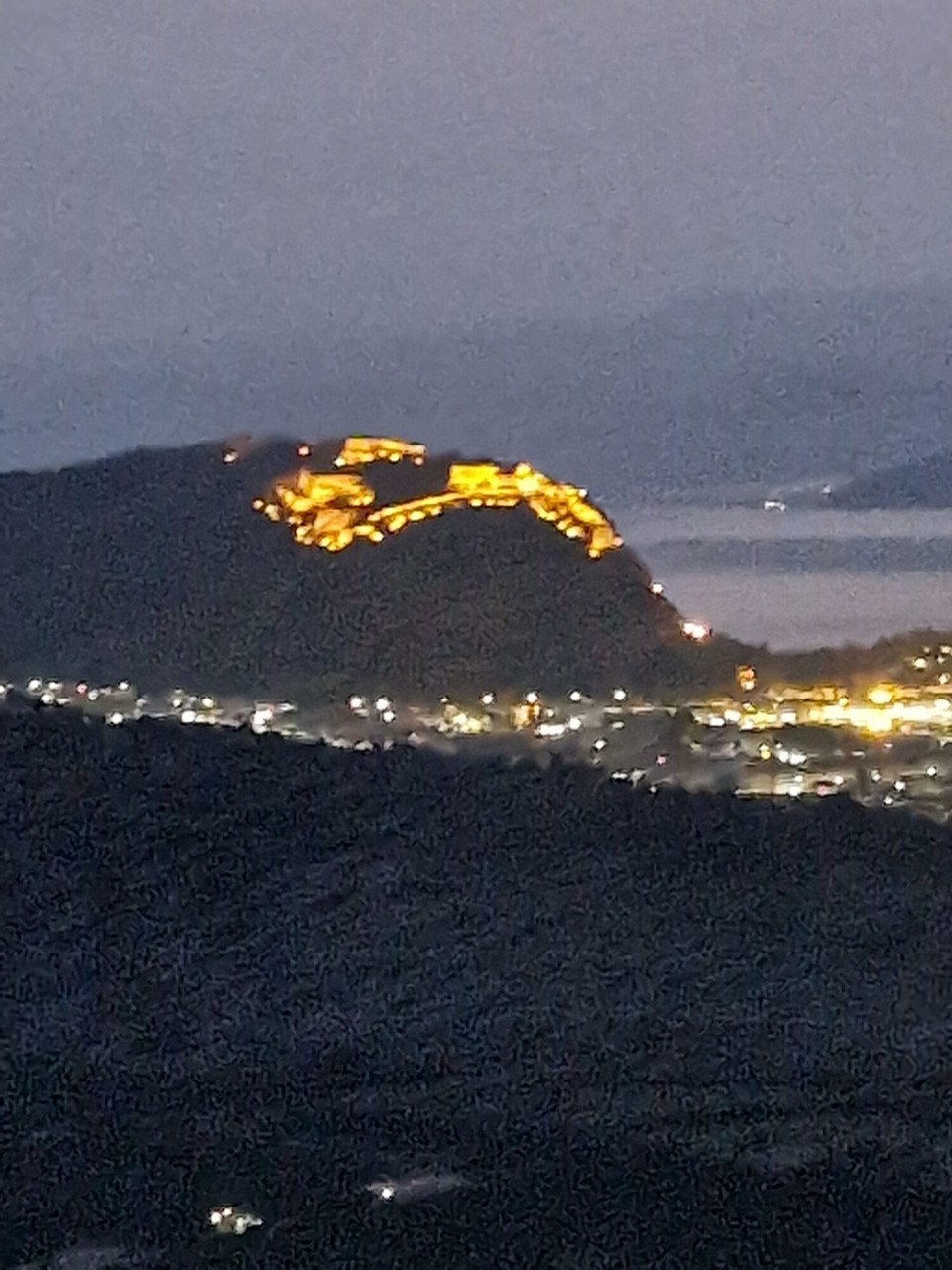 Griechenland - Nea Tiryntha - der neue Stellplatz ist etwa 190 Meter hoch und bietet einen mega Blick auf Navplio und die Festung