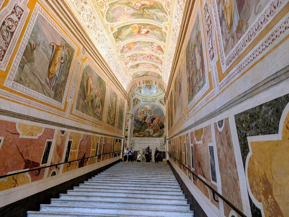 Italien - Rom - Auf der anderen Straßenseite liegt die Sancta Sanctorum und die Heilige Treppe – die Scala Santa. Der Legende nach habe Jesus von Nazareth hinaufsteigen müssen, als er zum Verhör bei Pontius Pilatus geführt wurde. Manche Pilger erklimmen die 28 Stufen auf Knien.