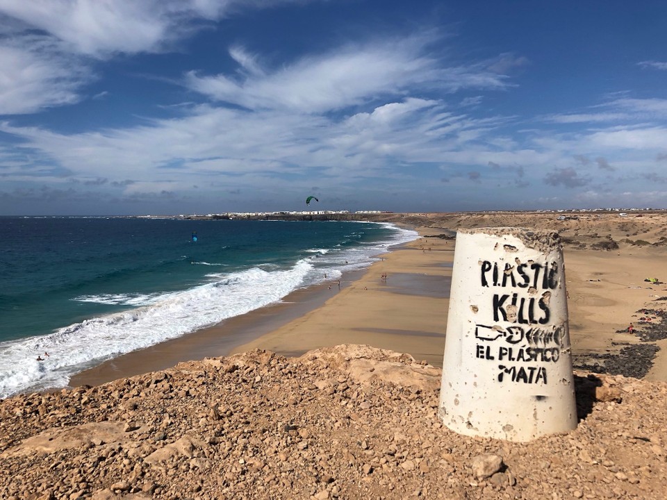 Spanien - La Oliva - Perfekte Verhältnisse für Kitesurfer. Für uns gibt es bei dem Wind hier nichts zu holen. Also weiter nach Norden. 