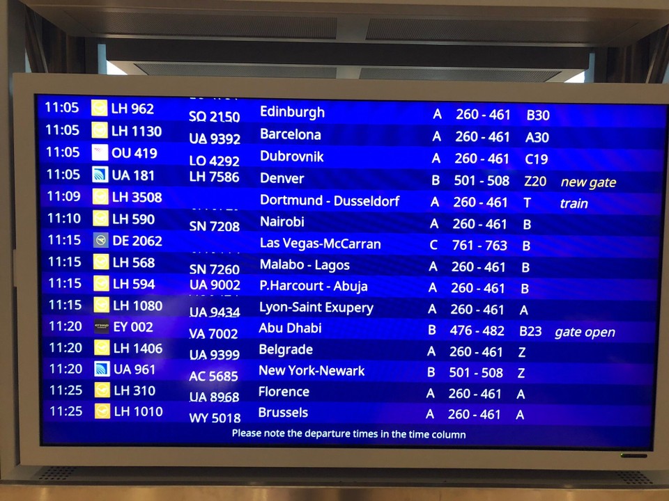 Deutschland - Frankfurt am Main - Der zu oberst angezeigte Flug ist meiner.