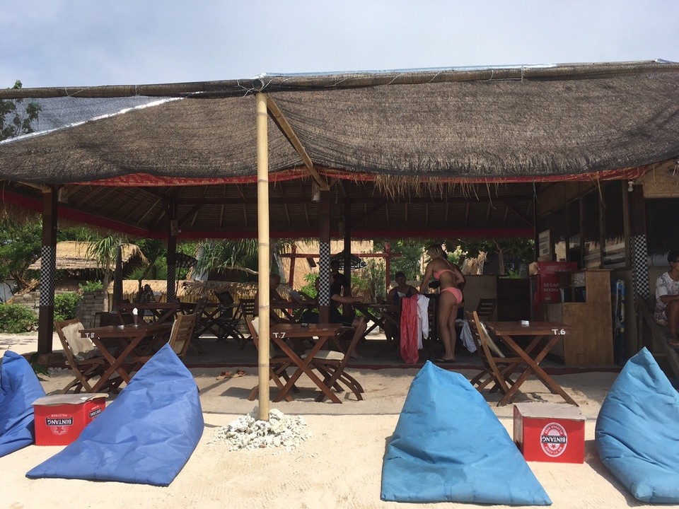 Indonesien - Lombok Utara - Kleine Strandbar auf Gili Meno