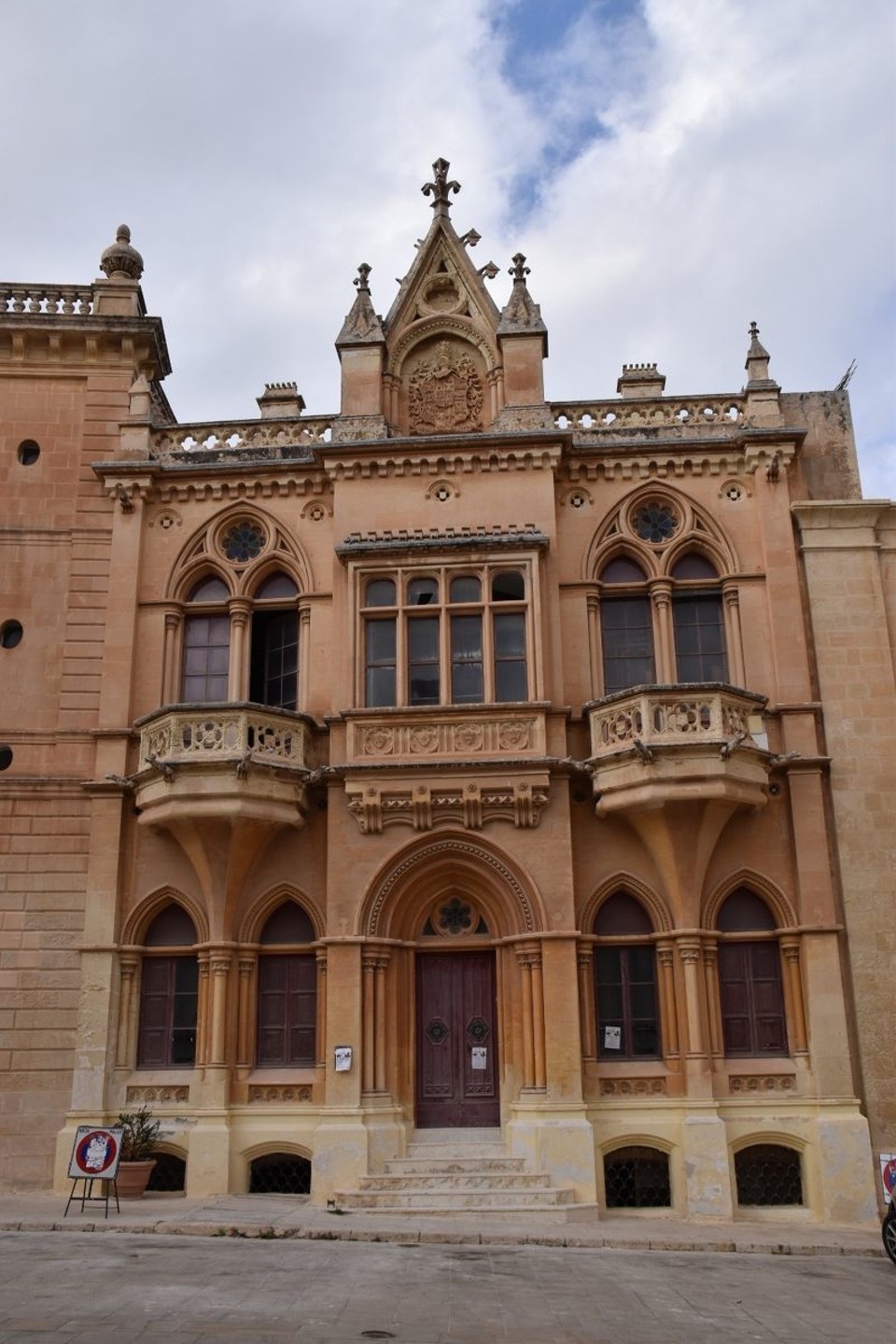 Malta - Rabat - Mdina wurde zu einem touristischen Zentrum, in dem die Zeit angehalten zu sein scheint. Das mittelalterliche Stadtbild ist geprägt von schmalen Gassen und den aus dem maltatypischen sandfarbenen Kalkstein errichteten Palästen und Kirchen.