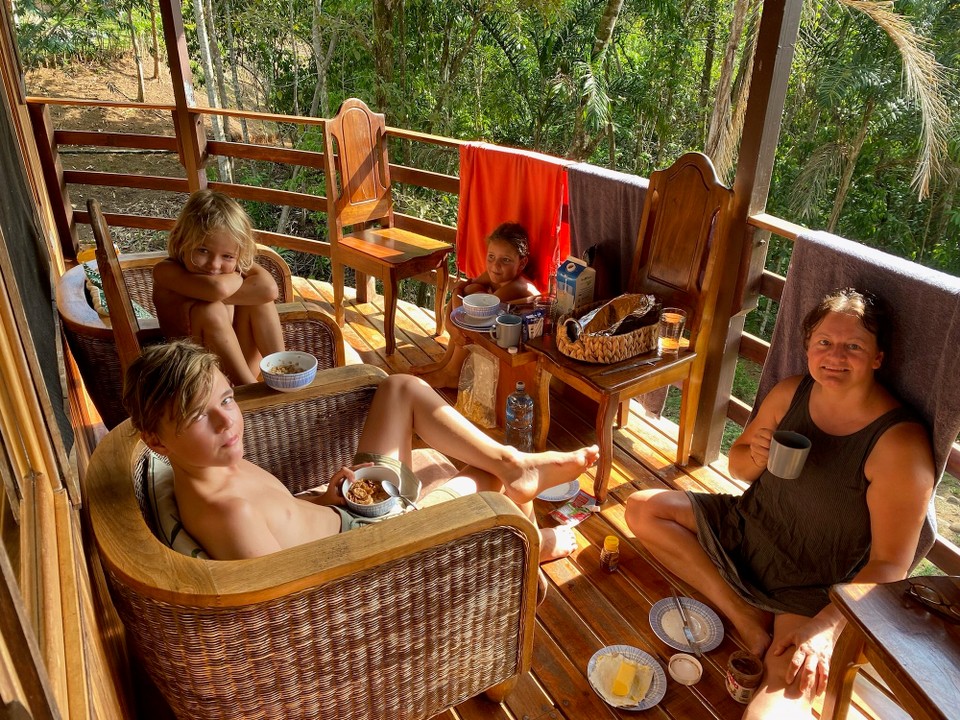 Costa Rica - Upala - Nach der Gesterigen Fahrt zum nächsten Hotel essen wir unser 3. Letztes Frühstück in Costa Rica.😢😳 Wir gingen an einen Strand baden, gingen an einem Markt shoppen und chillten in unserem runden Bungallow.