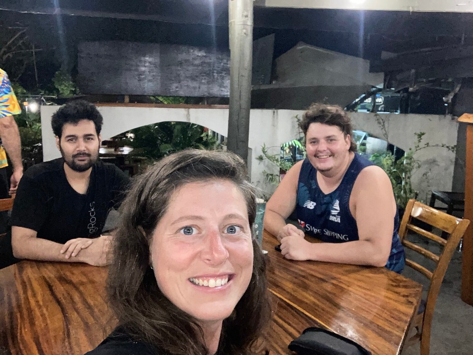 Fidschi - Nadi - Bin auch mal wieder nicht alleine unterwegs 🤪 Anich (Niederländer, links) und Max (Franzose) wohnen im gleichen Hostel und wir haben und im gleichen Restaurant gefunden 😅