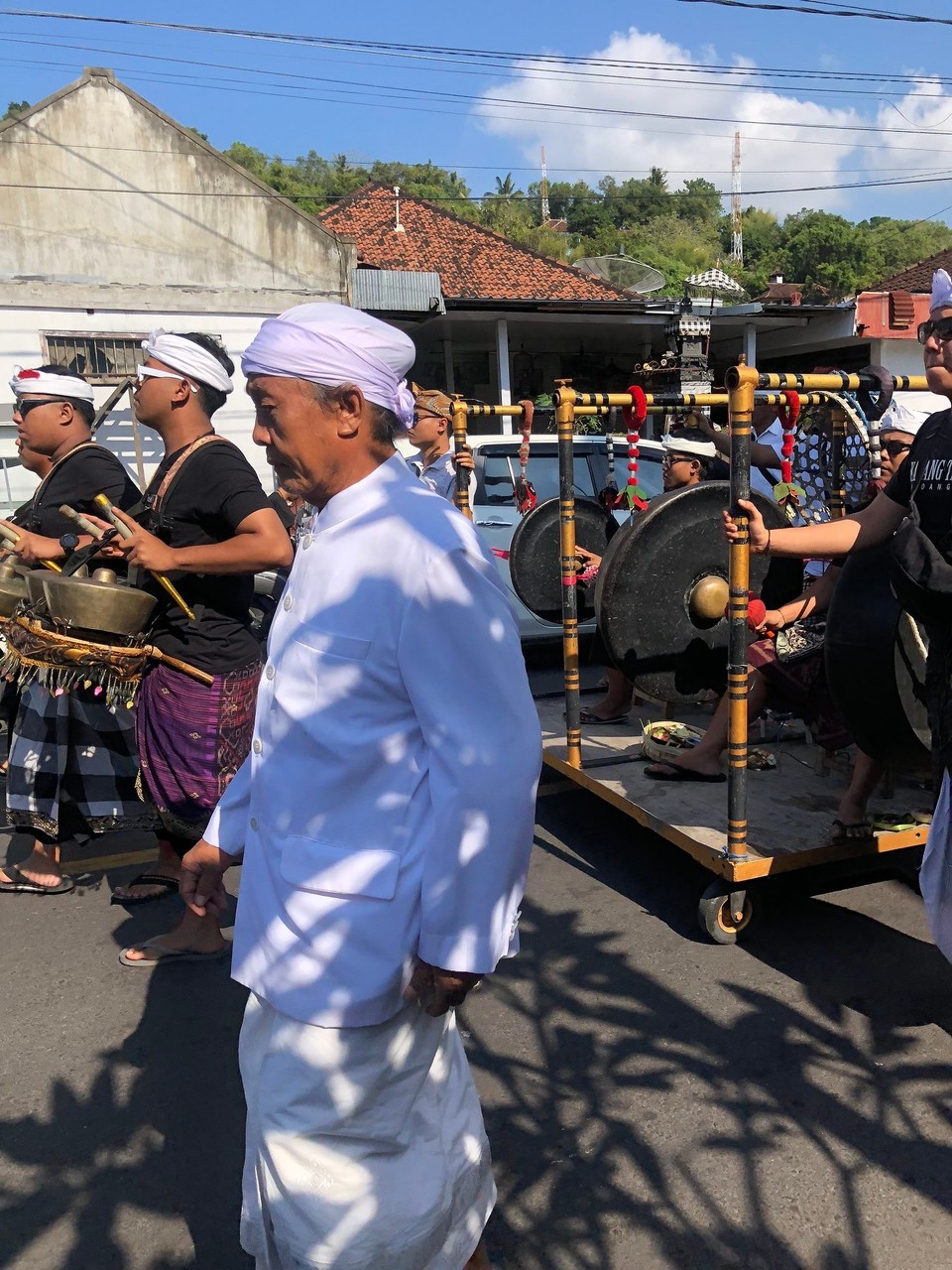 Indonesien - Karangasem - Ein Umzug durch Padang Bai am Sonntagmorgen ☀️