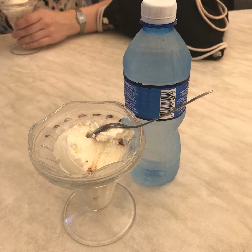 Kuba - Havanna - Ähm ja... man könnte wählen: Vanille, schoko/Vanille oder Karamell... 
man sollte den Kubanern mal unsere Eisdiele in Uslar zeigen! Vermutlich würden sie da vor der Tür campen! 