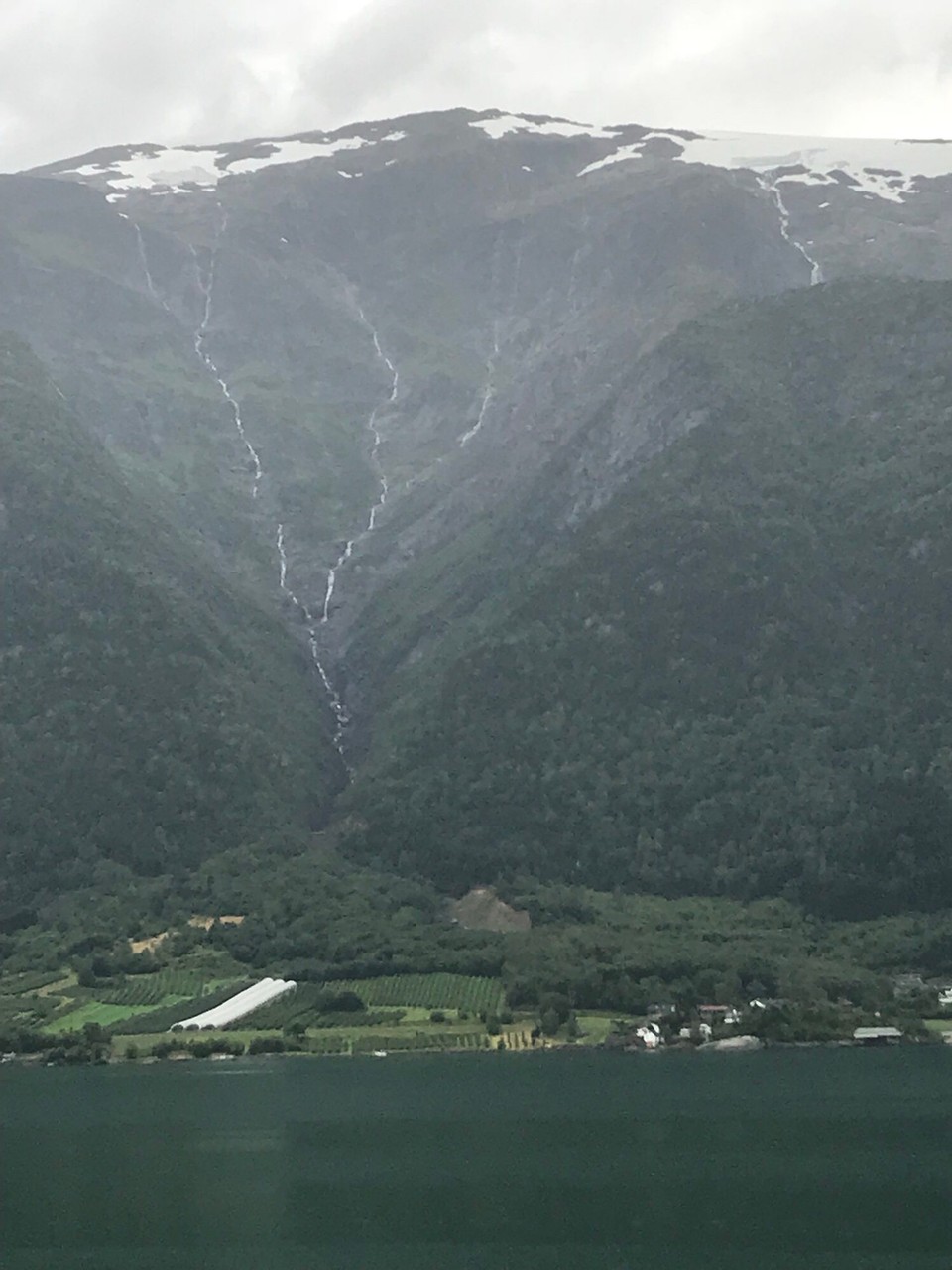 Norwegen - Fjæra - Es liegt noch ganz schön Schnee auf den Bergen.