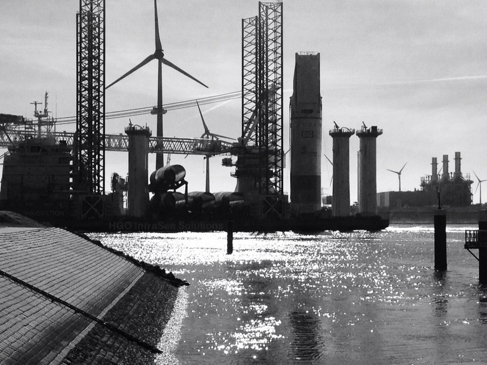 Niederlande - Eemshaven - transporting an oil pipeline,,,