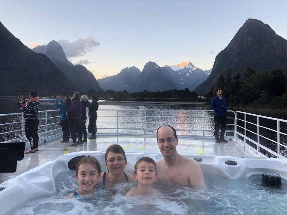 Neuseeland - Milford Sound - Und dann ab in den Hot Pool. Tolle Abendstimmung. Das Wetter ist wieder sehr schön.