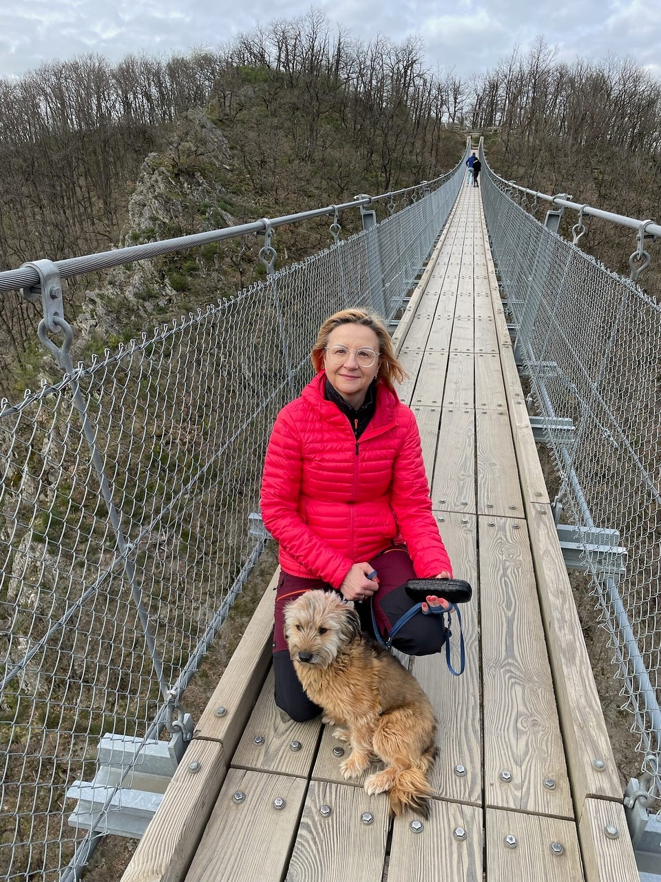 Deutschland - Mörsdorf - Bonsai und ich haben uns nur ein paar Schritte auf die Brücke gewagt, aber Thorsten und Shadow
