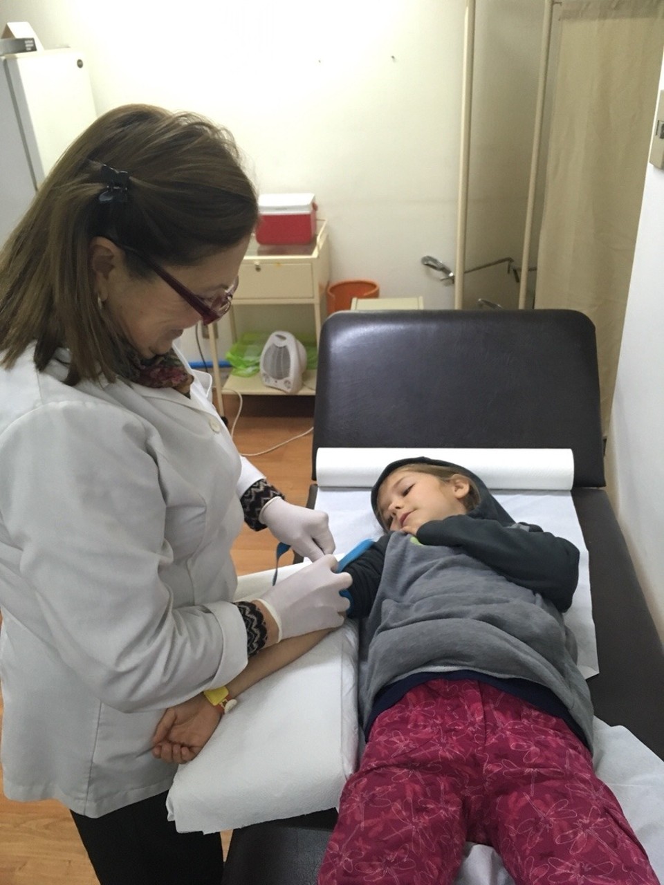 Chile - Santiago - Lara hat seit gestern Fieber, um sicher zugehen dass es nicht Malaria oder eine andere Tropenkrankheit ist, liessen wir einen Bluttest machen. Das Ergebnis kommt in ein paar Tagen. Es war nicht einfach sich ohne Spanischkenntnisse mit der Ärztin zu verständigen - google translate machts möglich. 