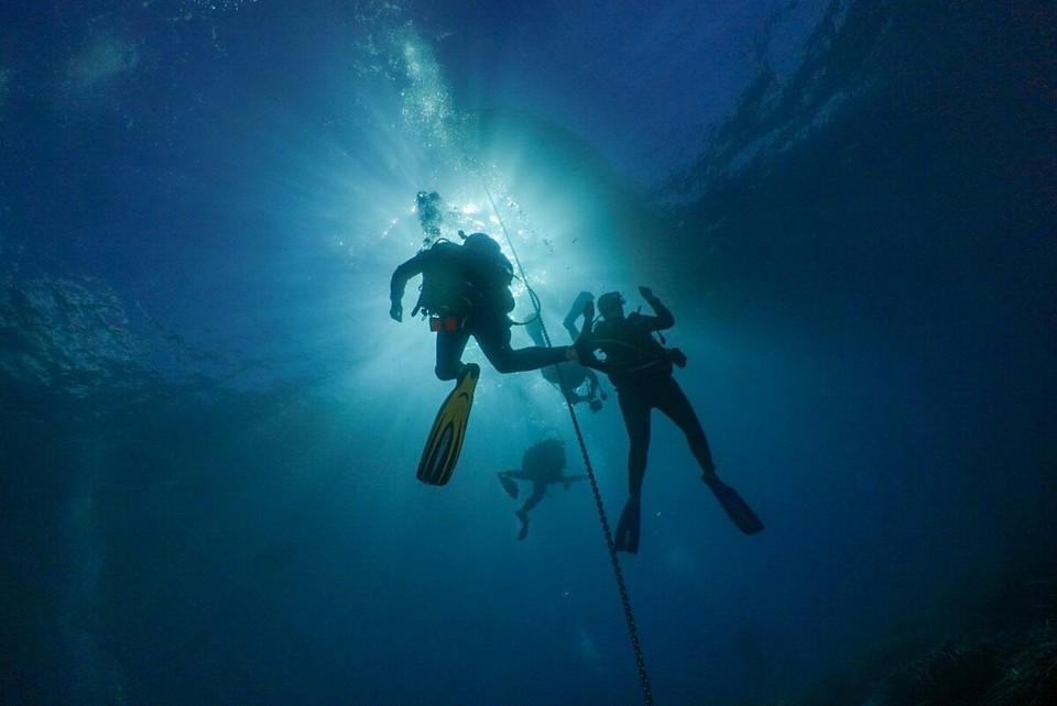Italien - Marciana - Am Ende des Tauchgangs geht’s wieder hoch zum Licht.
MfG Copyright Heiner Düsterhaus