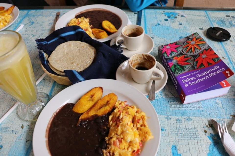 Guatemala - La Antigua Guatemala - Erstes, typisch guatemaltekisches, leckeres Frühstück 