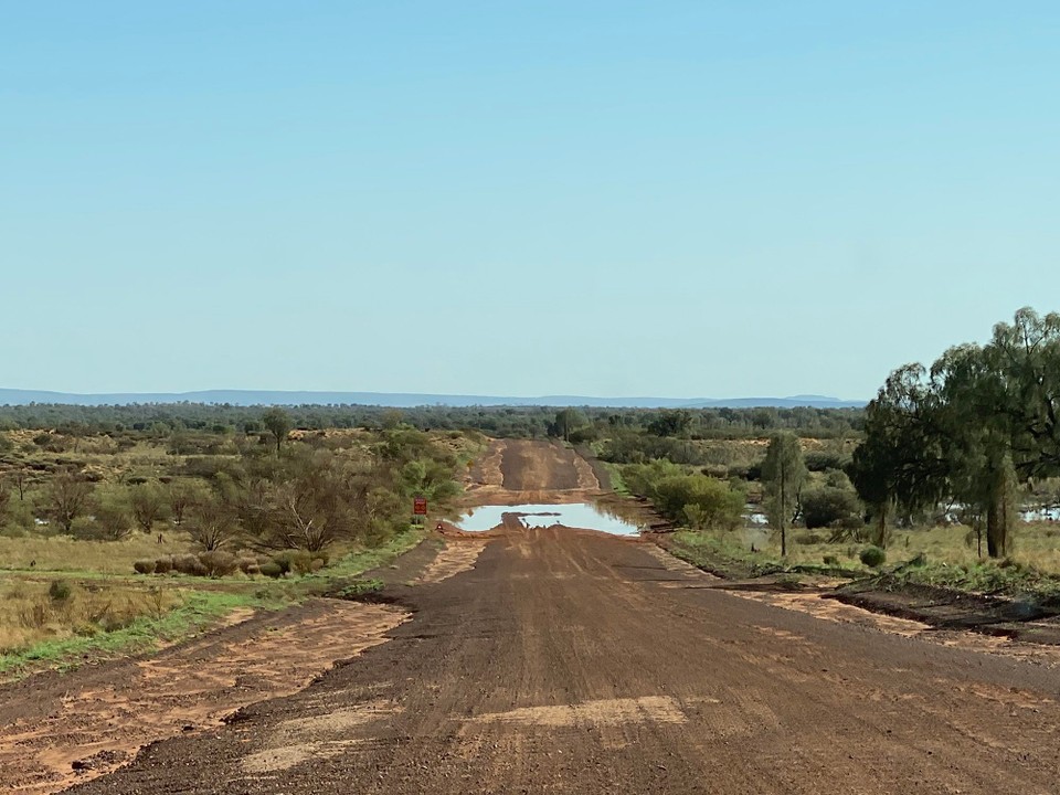 Australien - Mount Zeil - Für die Naturstrasse von 160 km war eine Bewilligung erforderlich und nur mit Landcruiser wie unser Toyota Prado befahrbar. Wegen der vorangegangenen Unwetter sind knietiefe Wasserläufe zu durchqueren