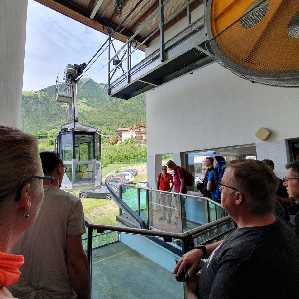 Italien - Meran - Heute geht's in die Berge. Wir starten im Dorf Tirol mit der Seilbahn Hochmuth, die uns auf 1.381 m bringt