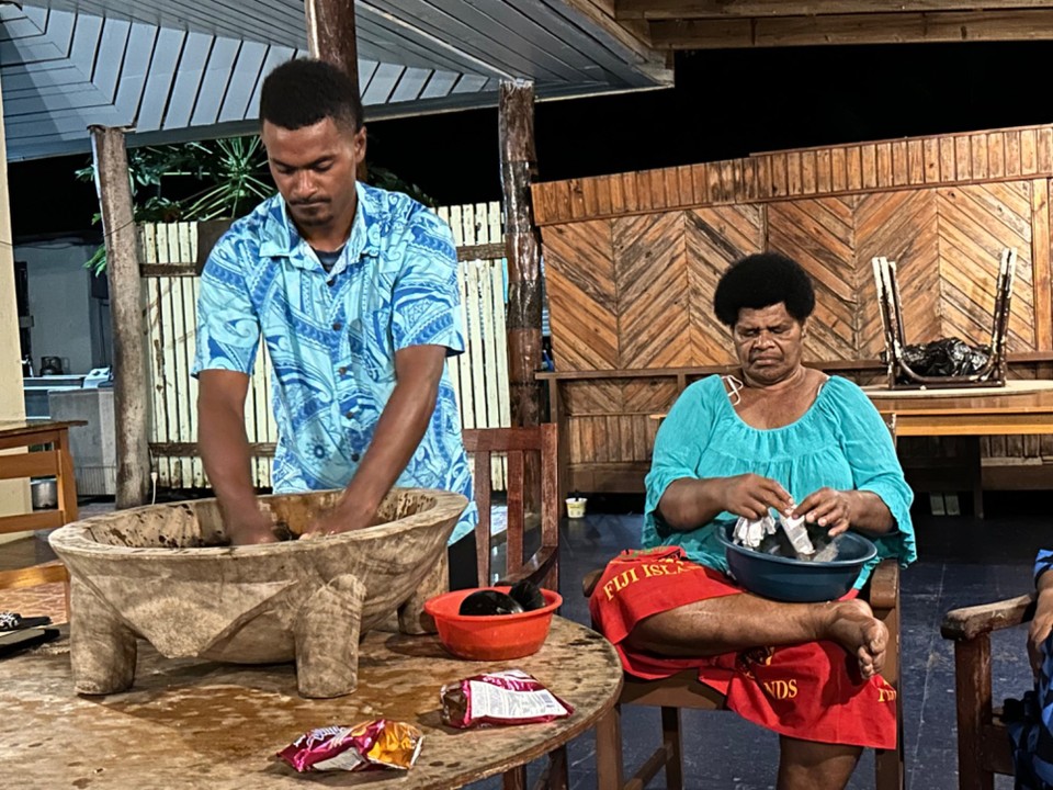 Fidschi - Yalobi - Kava Session Die Schweden verabschieden sich aber direkt nach dem Essen, das HH Paar trinkt kein Kava und auch ich nehme nur 3 Schälchen low Tide. Nur der Schweizer trinkt 9 Schüsseln high Tide und kann Nachts nicht schlafen. Dänisch Dynamit ist abgereist um 23 Uhr im Bett und Strom abgeschaltet 