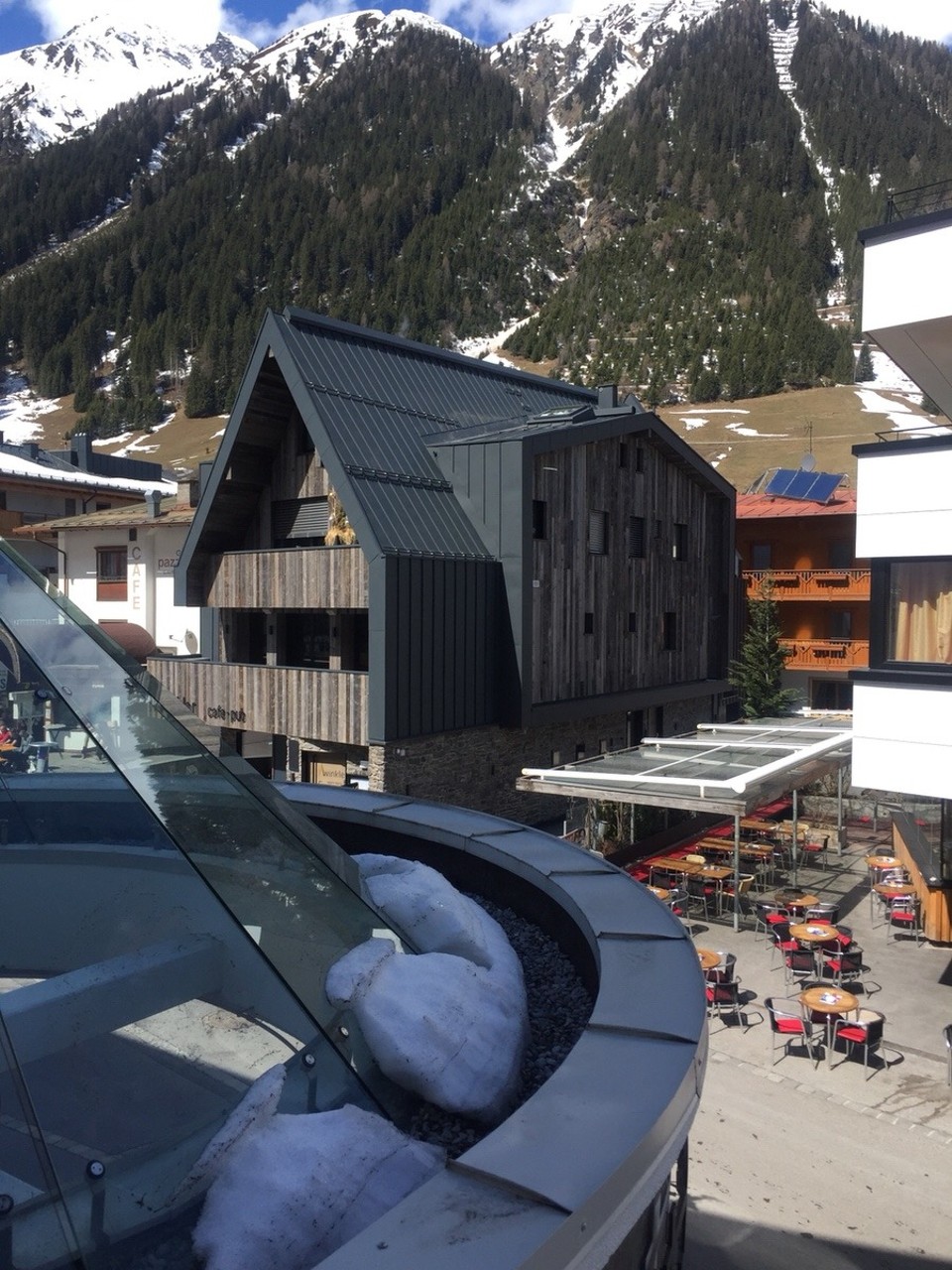 Österreich - Ischgl - Das neue  Cafe-Pub! Man kann auf Fellen und unter Strahlern  im Freien sitzen! Auch hier schneckt der Latte super!