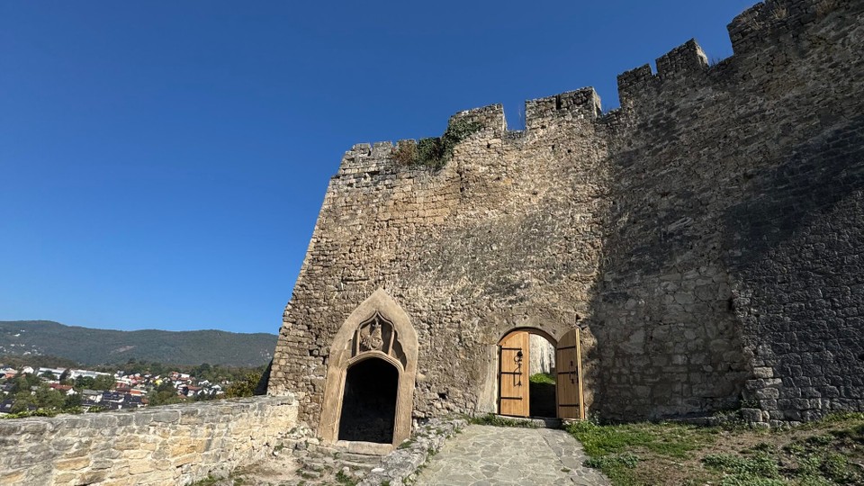 Bosnien und Herzegowina - Mostar - Die Jajce-Burg ist ein Symbol und Stolz dieser Stadt, sie befindet sich im Herzen der Altstadt und es wird angenommen, dass sie im dreizehnten Jahrhundert erbaut wurde.