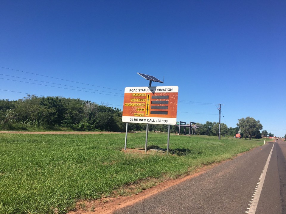 Australien - Litchfield Park - Neben der Hauptstraße stehen Schilder, auf welchen angezeigt wird, welche Straßenabschnitte frei sind und welche überflutet sind. 