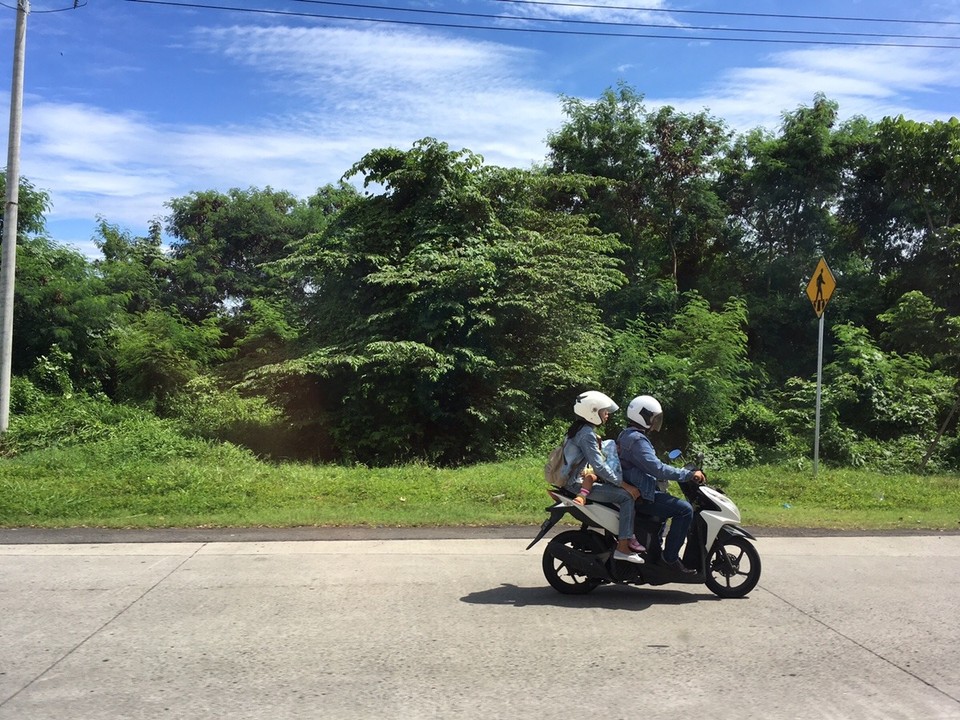 Indonesien - Gianyar - Wozu braucht man einen Kleinwagen für die 4-köpfige Familie, wenn die zwei kleinen Kids aufm Roller zwischen den Eltern sitzen können
