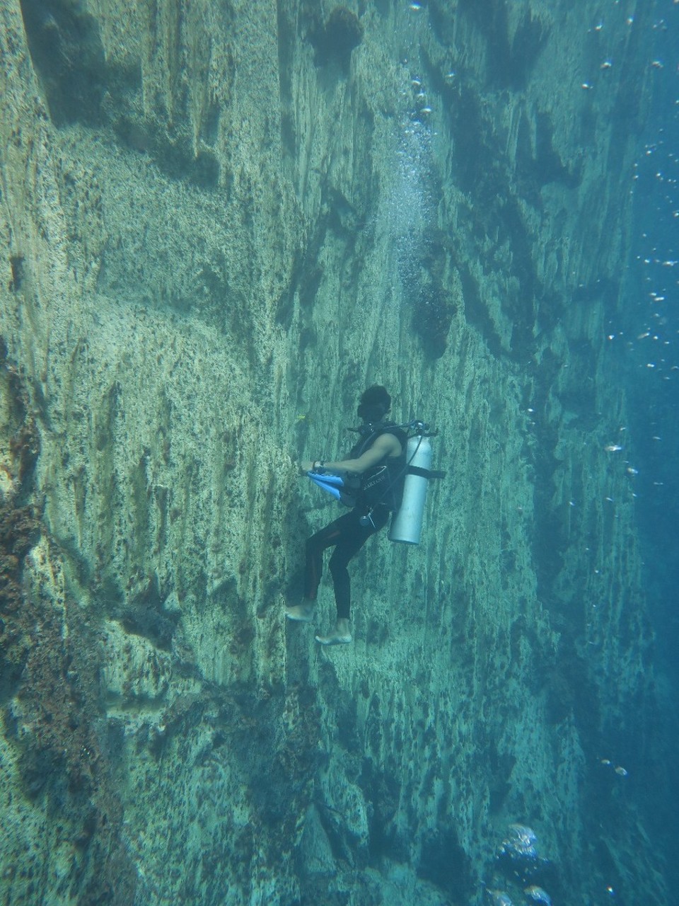 Philippines - Coron - Un dive master qui enleve ses palmes...