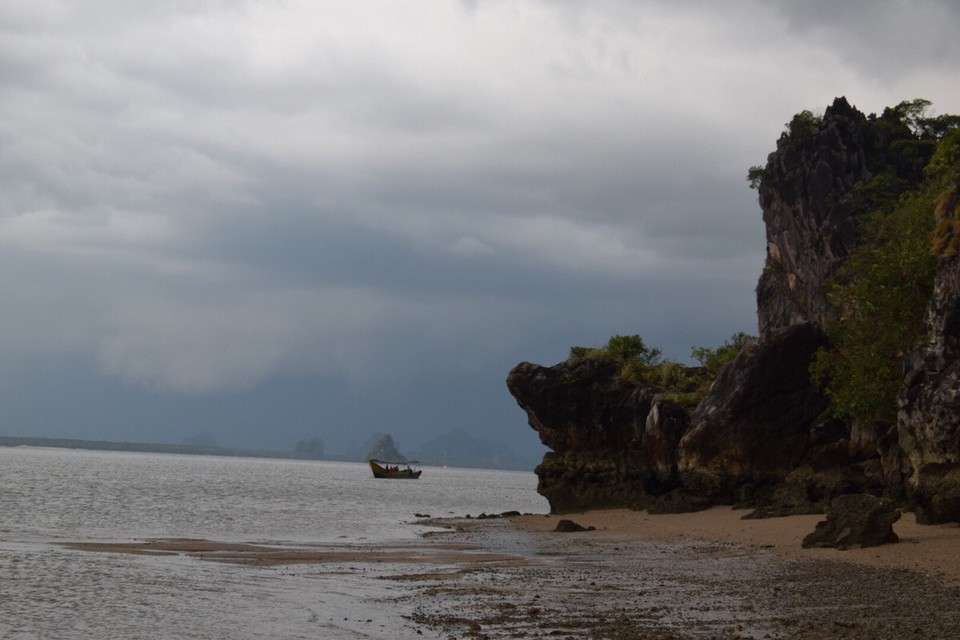 Thailand - Amphoe Takua Thung - Plötzlich kommt ein Unwetter auf und wir müssen noch 1 Stunde auf der Insel bleiben.
Es war so doll das alle umliegenden Inseln im Dunst und Regen verschwanden.