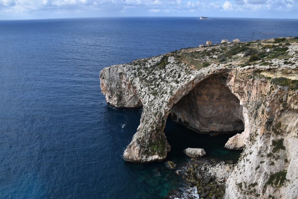 Malta - Zurrieq - Heute früh fuhren wir zu einem der beeindruckendsten Naturschauspiele und somit auch eine der beliebtesten Malta Sehenswürdigkeiten, die Blaue Grotte im Süden der Insel. Das imposante Felsentor kann man vom oberen Aussichtspunkt sehr gut betrachten.