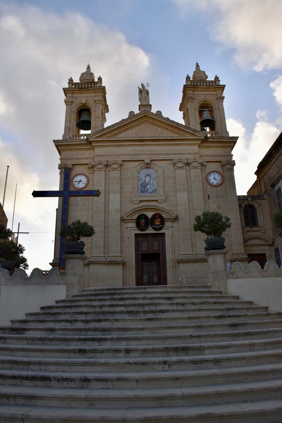 Malta - Ta' Kercem - Unser Hotel für die nächsten zwei Nächte befindet sich in Santa Lucia und ist wunderschön, klein und familiär. Natürlich haben wir auch eine Kirche hier.
