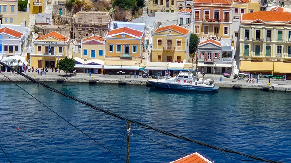 Griechenland - Symi - Das Schiff der Küstenwache ist wieder in Betrieb.
