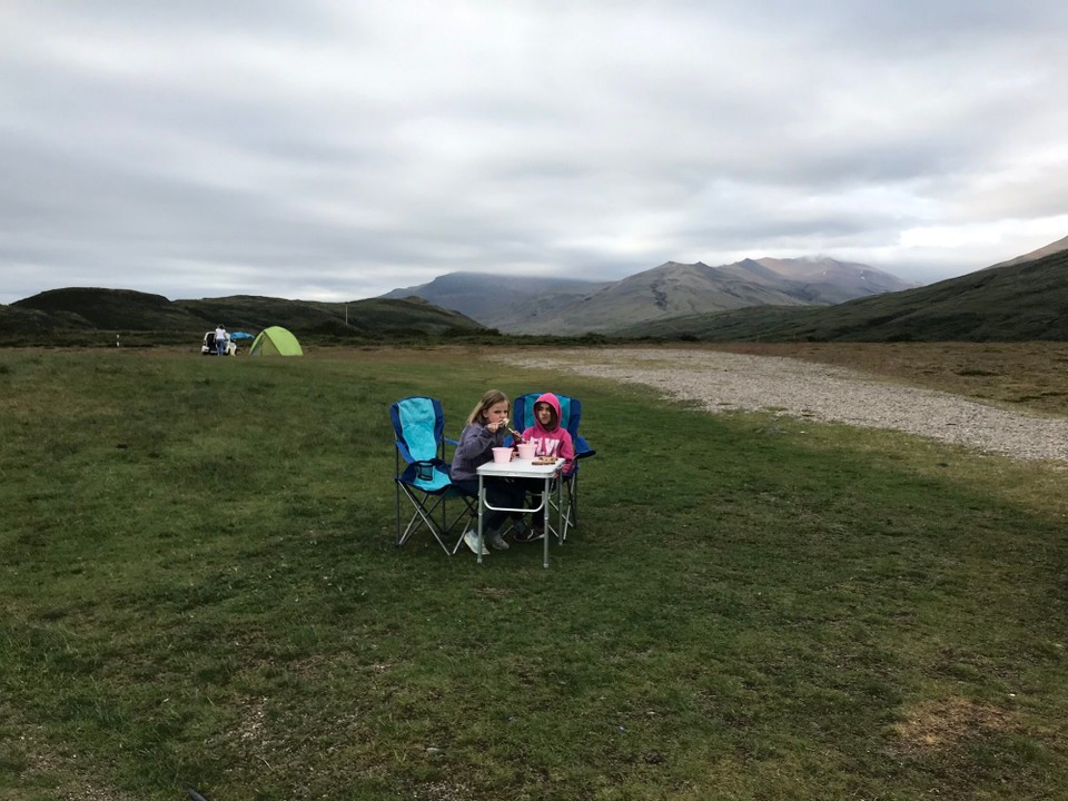 Island - Sveitarfélagið Hornafjörður - Zwischen Eystra- und Vestrahorn liegt der kleine Campingplatz Stafafell. Hier machen wir Rast. Wir dürfen die Infrastruktur nutzen und Essen dann ganz in Ruhe und in wunderschöner Natur. Nur die Schafe sind unsere Zeugen... Schöner Platz. Ich frag mich, warum wir gestern bis nach Höfn gefahren sind?