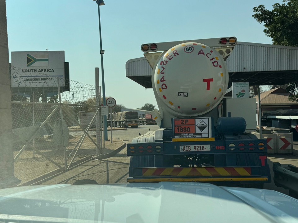 Botsuana -  - Fast 6 Stunden haben wir für die 400 km Strecke gebraucht, endlich angekommen.
Groblers Bridge Border, wir verlassen Südafrika.