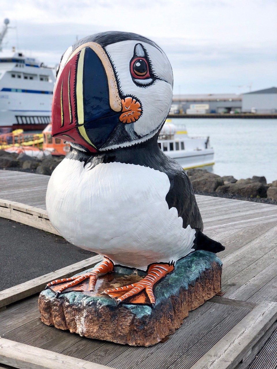 Island - Vestmannaeyjar - So! Eingecheckt. Das Auto steht brav in der Reihe der wartenden Autos und wir laufen ein wenig am Hafen herum… direkt vor dem Restaurant Tanginn steht dieser wundervolle Papageitaucher…
