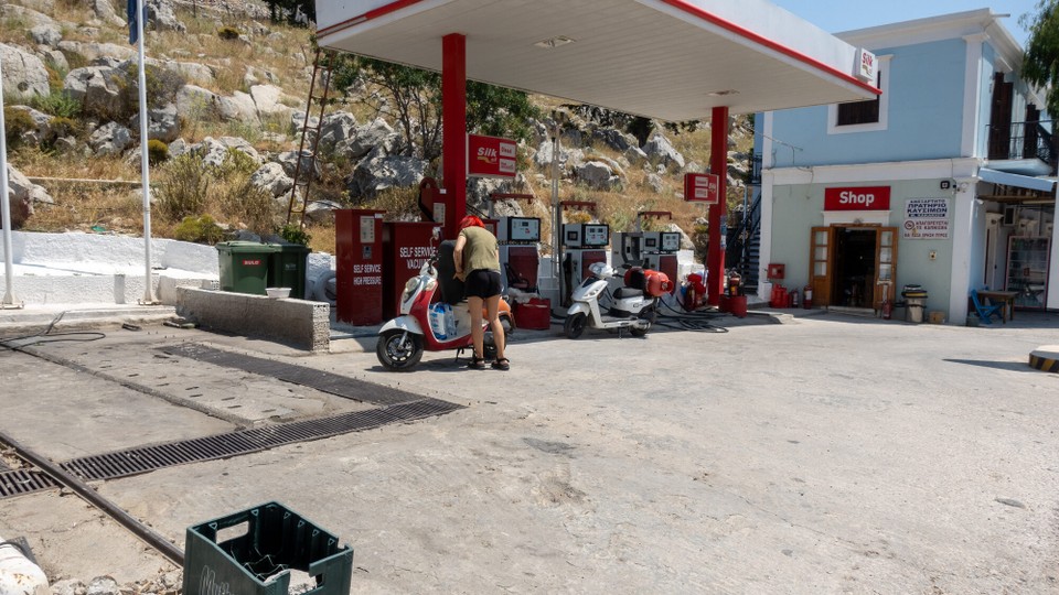 Griechenland - Symi - Hat das Mädel von der Tankstelle aber Glück, das es keine Aral ist. Müsste sonst die Haare blau färben.
