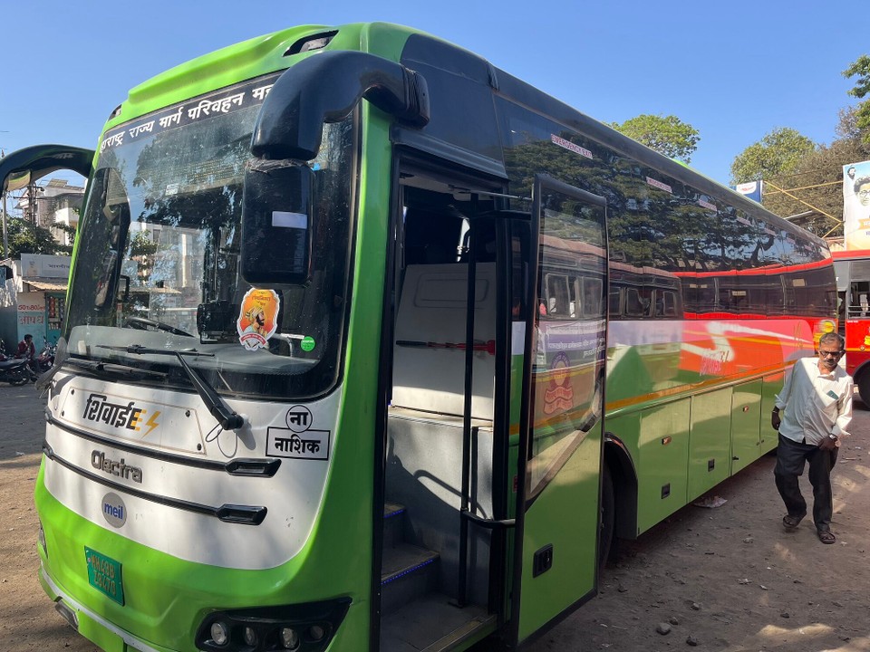 Indien - Aurangabad - E Bus von Nashik nach Aurangabad