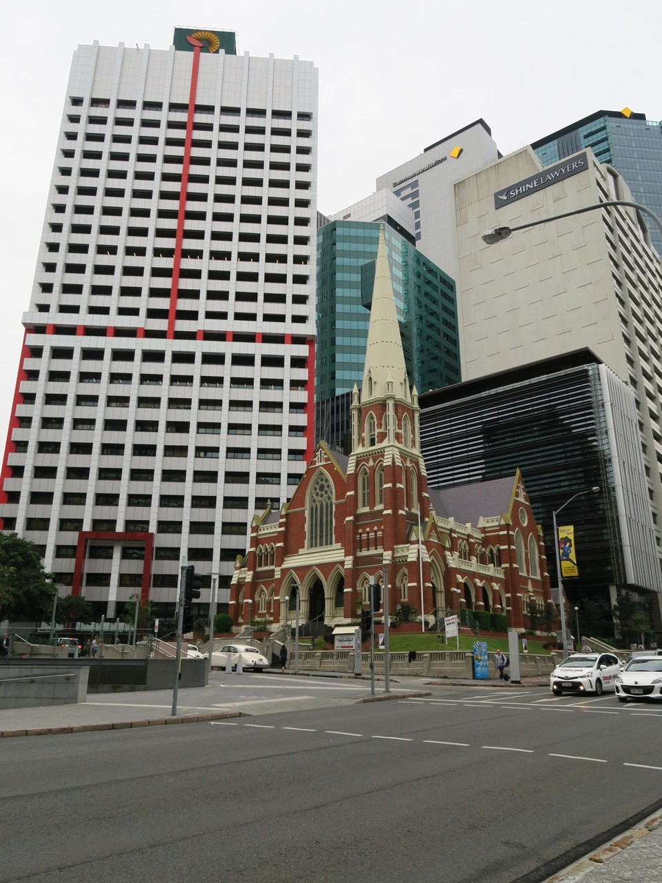 Australia - Brisbane City - Brisbane : Albert street church, perdue au milieu des buildings