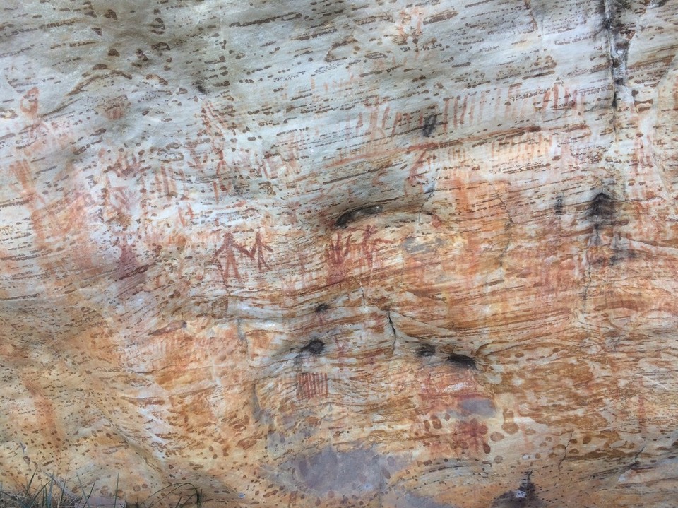 Australia - Big Desert - Aboriginal paintings! No one knows what they actually mean... Maybe the lines represent how many people have been using this old campsite - a line for every person, every time Aboriginals have had a stop here. It can also be to record the events that have been held here or the number of days spent there.