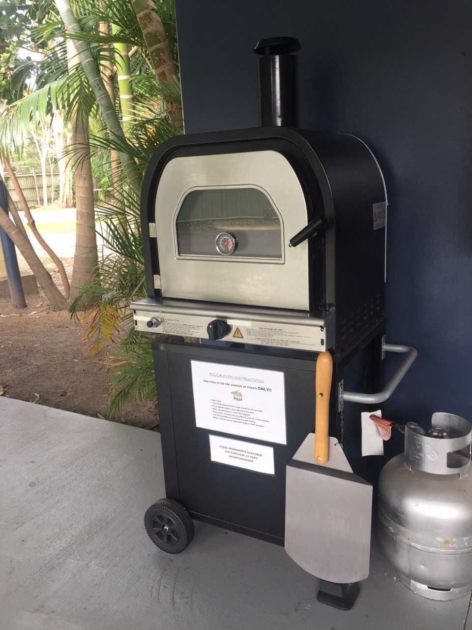  - Australia, Noosa Caravan Park - Pizzasütő a kempingben. 