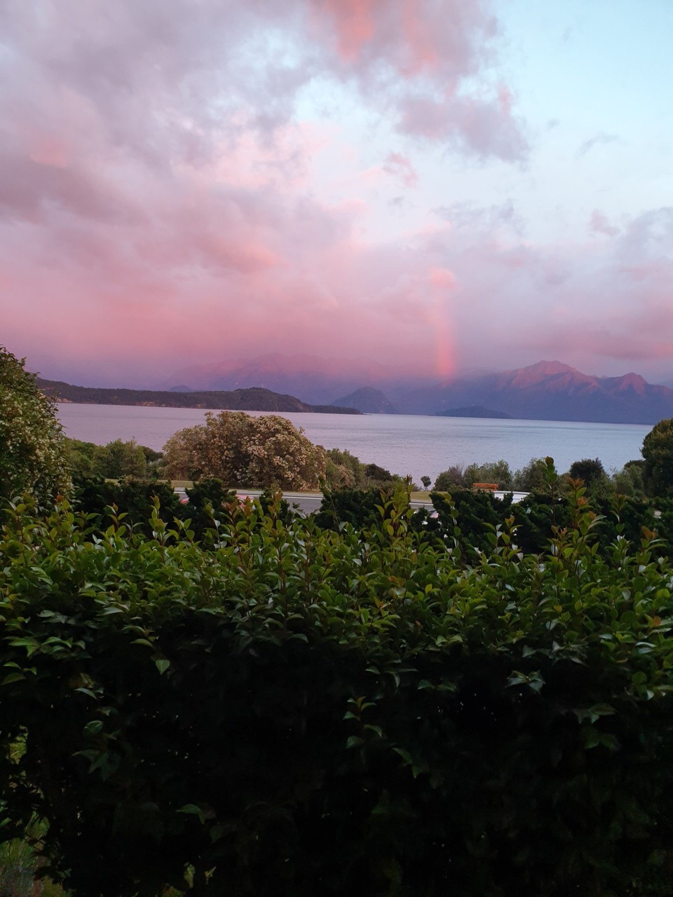 Neuseeland - Manapouri - Regenbogen über dem See Manapouri 