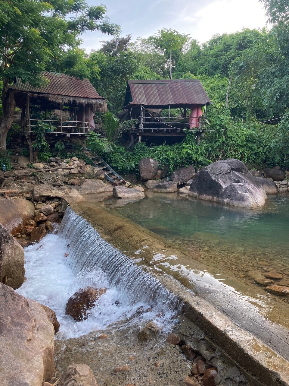 Kambodscha - Tuek Chhou - Zum Abschluss des Tages - Abkühlen im Wasser am Wasserfall 🥳