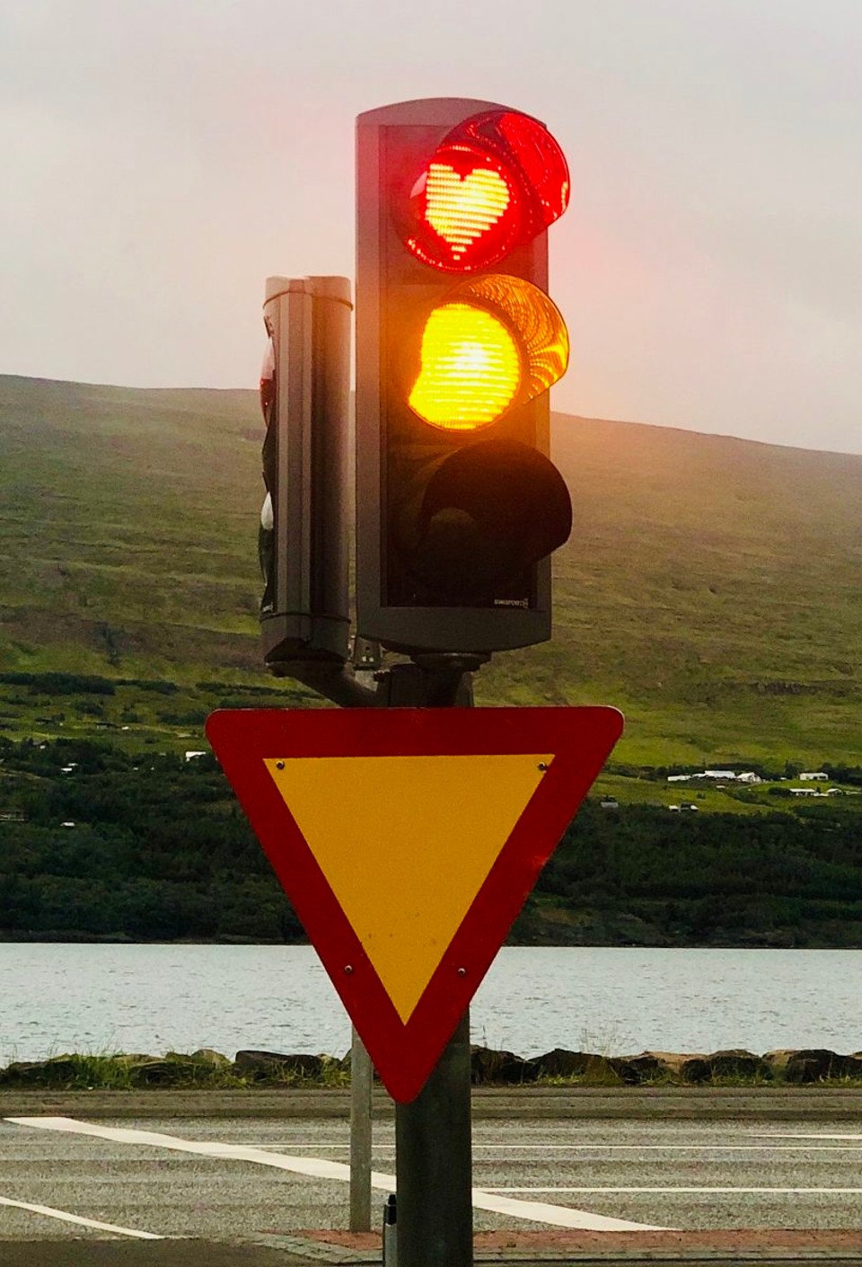 Island - Akureyri - In Akureyri entdecken wir etwas, was wir die letzten Tage definitiv nicht zu Gesicht bekommen haben: unsere erste Ampel seit Reykjavik! Und dann noch eine in Herzchenform. Nette Idee😍