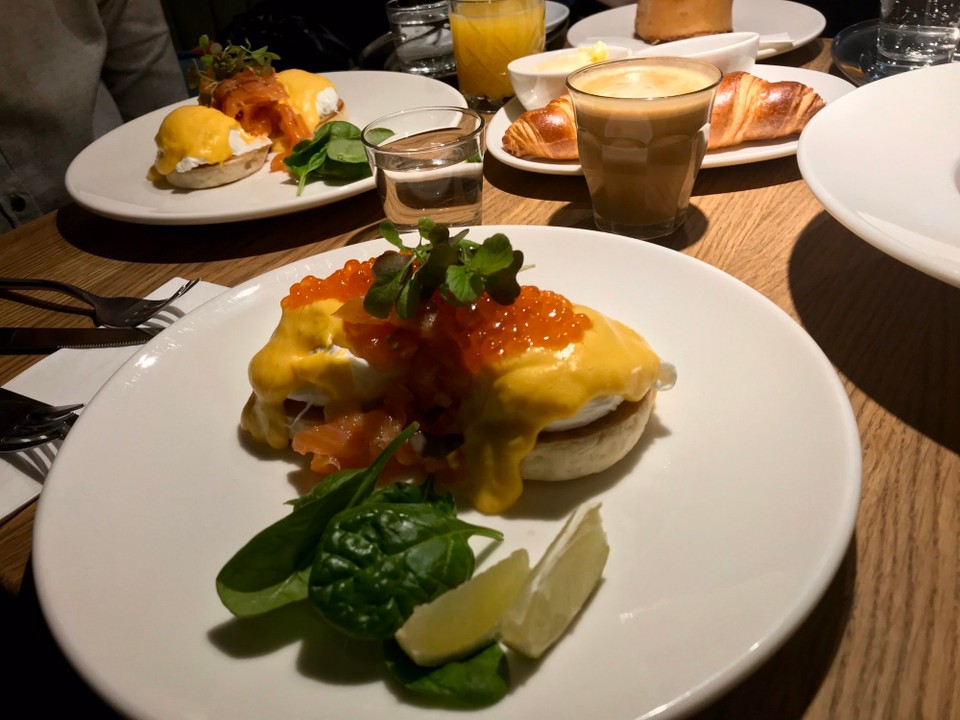 Ungarn - Budapest VII. kerület - Poached eggs | Salmon | Caviar | English Muffin | Family Breakfast