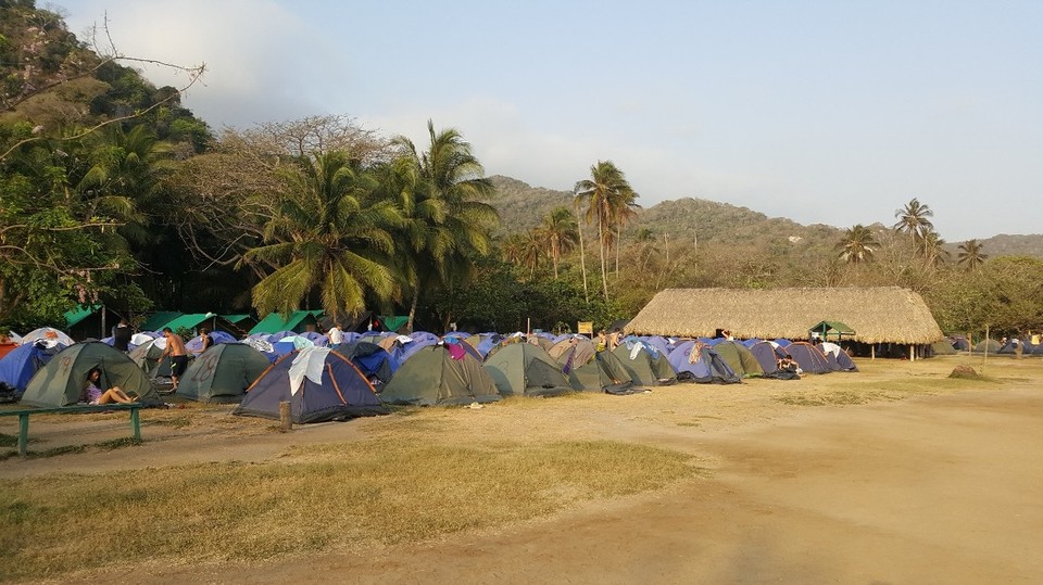 Kolumbien - Parque Nacional Natural Tayrona - Nach 2 1/2 h endlich das Hostel erreicht. Neben den vielen Zelten gibt es auch die Möglichkeit ....