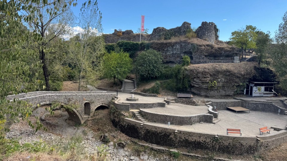 Montenegro - Podgorica - Die Ribnica Bridge, eine alte osmanische Brücke mitten in der Hauptstadt.